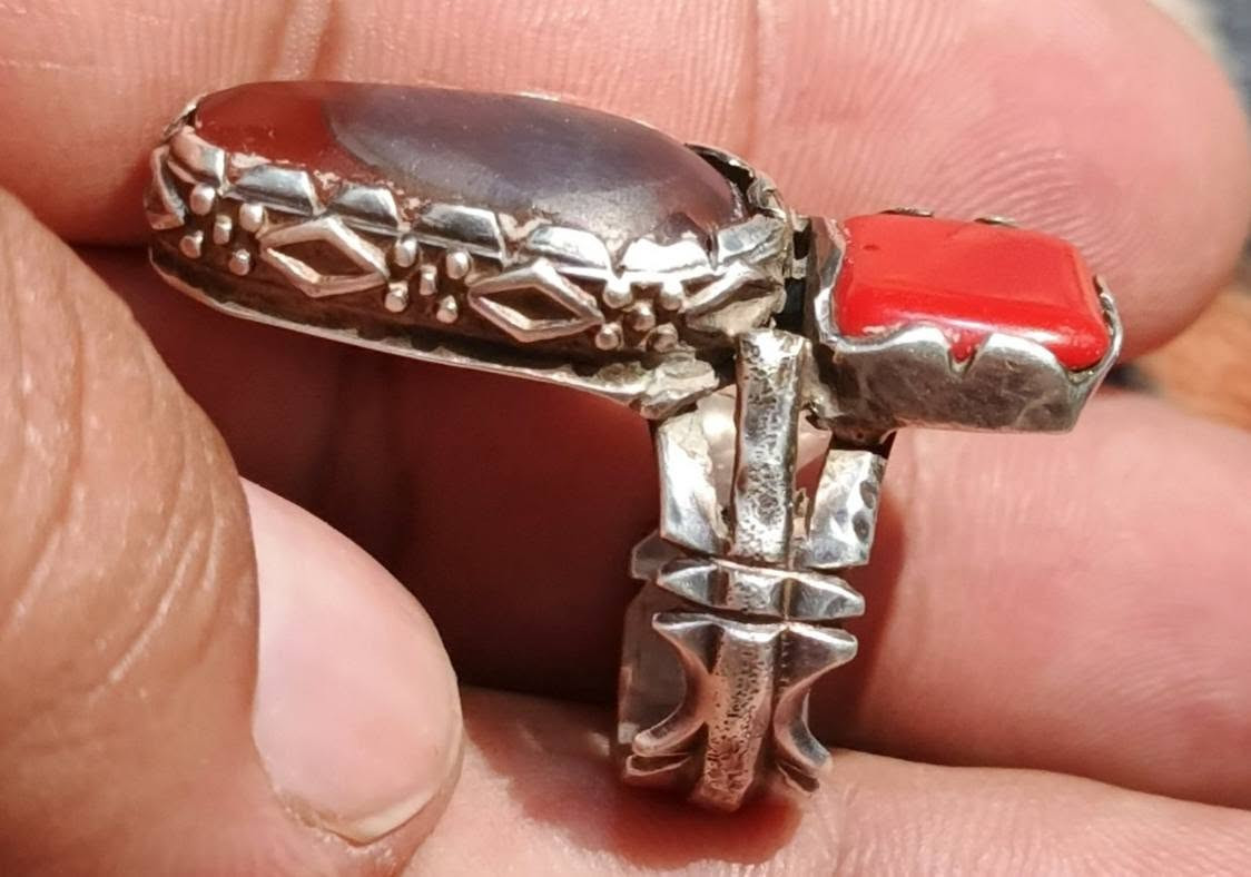 خاتم يماني ومرجان قديم مزدوج للبيع السعر ٦٥ الف
*********** يوجد توصيل لجميع المحافظات
