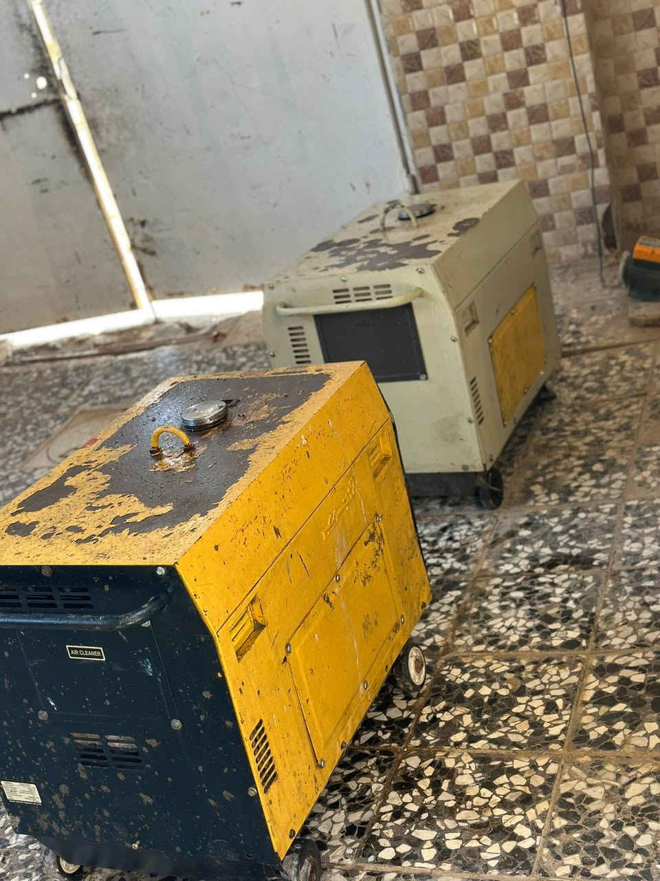 لام عليكم مولدات.  ثنينهن شغالات. وحده منهن ماتولد كهرباء بيه مشكله وثانيه شغاله بيع مستعجل سعر جدا رخيص ماكو هيج سعر ثنيهن ٥٠٠ الف دينار قفل قفل ٥٠٠ والله اخواتهن وحده ٦٠٠ و٧٠٠. اني ثنيهن أبيع ٥٠٠ وشرط فحص رقم الهاتف ***********
