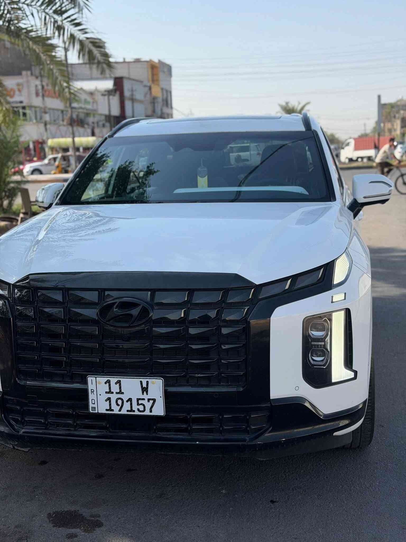 بلاسايد كالكرافي موديل 2024 وارد امريكي محرك 3800
ماشيه 28000 كيلو متر اللون ابيض 
الرفم بغداد دولي بأسمي السياره
السياره مكفوله من الصبغ والتبديل لابجم مفتوح ولاظهر ولاجوانب 
حادثه فقط تكحيل بارد بالقماره وشويه عله كد شبر بالبنيد أثر أحتمال سقوط غصن شجره عليها وكما موضح بالصور المرفقة 
كامل مواصفات 
فتحتين سلايد روف
كشنات كهربائيه تحكم خزن ميموري
رادارات أمامية وخلفية وجوانب
كاميرات عدد5 كامره 360 درجة 
تشغيل وتقديم وترجيع عن بعد بالريمونت 
داتشو قياس السرعه في الجامه الأماميه 
شاشه دجتل متعددة الألوان 
خمسة وضعيات قياده
جنطه كهرباء 
كشنات ملكي الوسط منفصل وكثير من 
المواصفات الأخرى
السعر 325 $ ورقة 
بيه مجال قليل 
للأتصال بالرقم 
***********

نص مكتوب في الصور:
- 2024 Hyun...
- bid.cars
- 1 / 16
- BIDCARS
- 100 4G+ 2024 Hy... 11:22 2024 Hyun... bid.cars 3 / 16 1:1 BIDCARS
