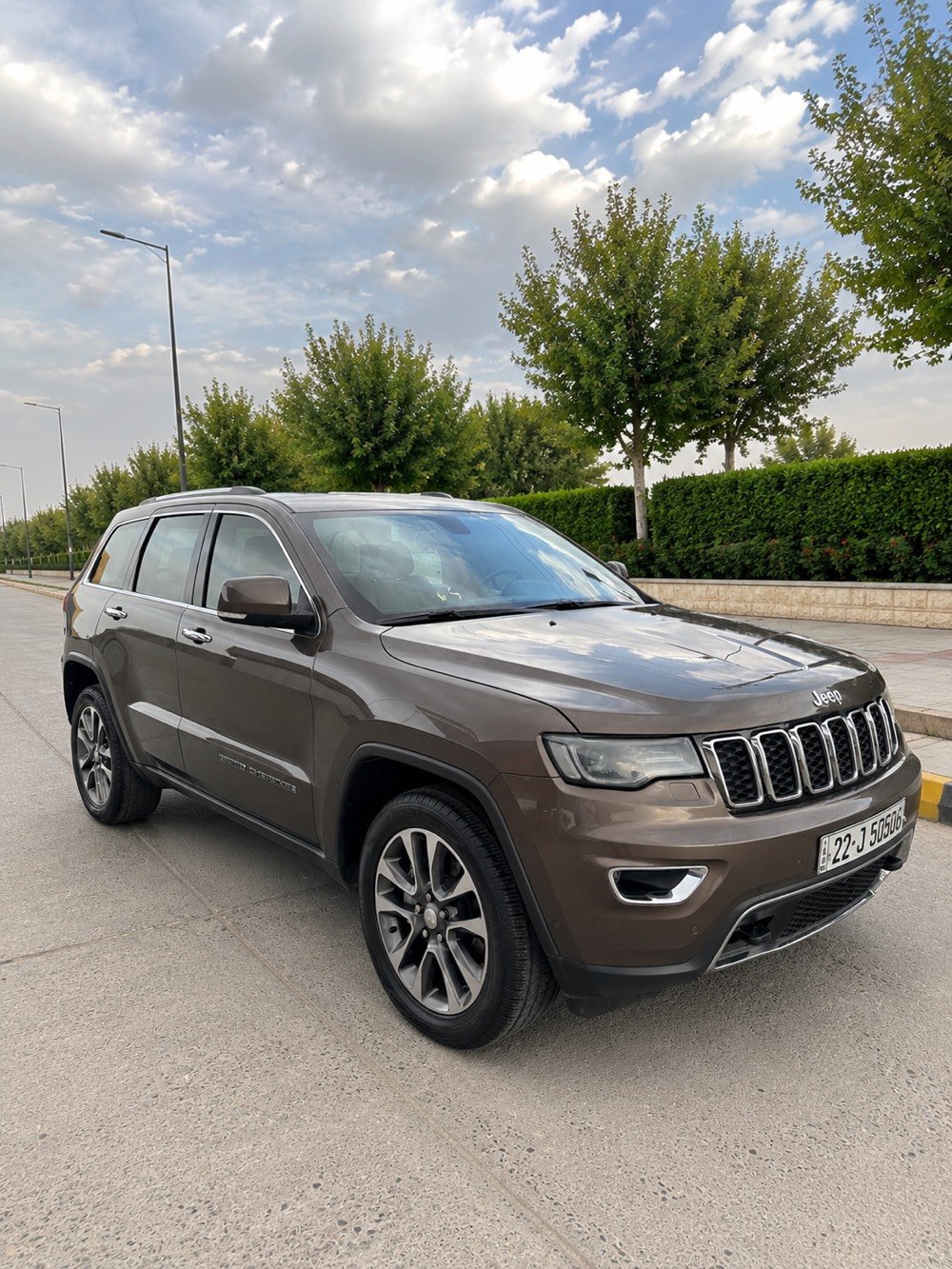 جيب گراند شيرۆكی 2018 (خەليجى شەریکەی هارلم)
قەپات مواسفات 4x4 Limited Plus 

فۆر ویل ، پانۆراما ، 3 شاشە ، کوشن سارد و گەرم ، حساسی پێش و پشت ، شاشە کارپلەی
هەموو گیانی بە شەرت هیچی نییە بێ سبوغ و بێ پارچە گۆرین
هەردوو دەعامی بە شەرت (( ٥٧ رۆیشتووە ))

زۆر خاوێنە و بێ مەسرەف (( گێر و مەکینە و تەقە ورەقە بە شەرتە ))

رەقەم و سەنوی نۆییە (( شوین // هەولێر ))

سعری (( ٢٤٩ وەرەقە و مەجالی تێدایە ))

***********
***********