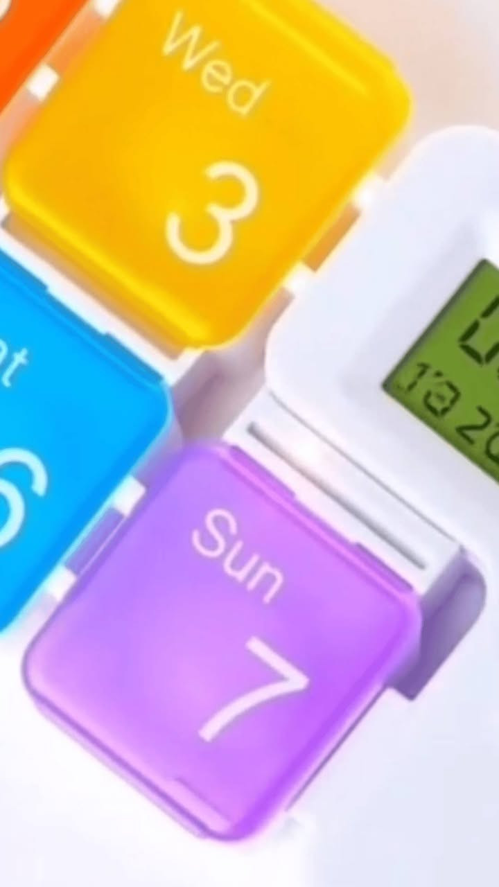 علبة دواء إلكترونية مزودة بجهاز إنذار 
Electronic pill box with alarm 

🔷الاستخدامات:

🔹تنظيم وجدولة تناول الأدوية، الفيتامينات، والمكملات الغذائية للمرضى وكبار السن بانتظام دقيق.

🔹تذكير المستخدم بمواعيد الجرعات اليومية بدقة ومنع نسيانها أو تكرارها بالخطأ بفضل المنبه الرقمي.

🔹مثالية للسفر، العمل، والرحلات بفضل إمكانية فصل الحافظات وحمل الأيام المطلوبة فقط.

⭐المميزات:

🔹منبه رقمي متطور (Up to 4 Alarms): شاشة رقمية ذكية مدمجة تتيح ضبط حتى 4 منبهات مختلفة في اليوم لتغطية كافة مواعيد الجرعات.

🔹تصميم نمطي قابل للفصل: تتكون من 7 خانات ملونة ومستقلة مرقمة من 1 إلى 7 ومطبوع عليها أيام الأسبوع بالإنجليزية، يمكن فكها وتركيبها بمرونة كاملة.

🔹أغطية ملونة شفافة: أغطية بألوان قزحية زاهية تتيح رؤية الأقراص في الداخل دون الحاجة لفتح العلبة.

🔹وضع توفير الطاقة (Power Saving): تنطفئ الشاشة تلقائياً بعد دقيقتين من عدم الاستخدام لإطالة عمر البطارية وتستيقظ بضغطة زر.

🔹إحكام الإغلاق: أغطية محكمة تمنع دخول الرطوبة أو الأتربة وتحمي الأقراص من السقوط أثناء التنقل.

📝الملاحظات:

🔹البطاريات المطلوبة: يعمل لوح المنبه الرقمي بواسطة بطاريتين من نوع AAA العادية (توضع في الجزء الخلفي للعداد) غير مدرجة مع المنتج.

🔹طريقة إيقاف صوت التنبيه: عند رنين المنبه في الوقت المحدد، سيستمر بالرنين لمدة دقيقة كاملة؛ يمكنك الضغط على أي زر لإيقاف الصوت فوراً. في حال عدم الضغط، سيعيد تذكيرك بنغمة قصيرة 3 مرات إضافية كل 5 دقائق.

🔹نظام التوقيت: يدعم الجهاز التحويل بين نظام التوقيت 12 ساعة أو 24 ساعة عن طريق الضغط على زري (M) و (H) معاً في نفس الوقت.

📏القياسات:

🔹أبعاد المنتج الكلية: 17 × 7 × 3 سم.

🔹أبعاد الحافظة اليومية الواحدة: 2.5 × 2.5 × 2.5 سم.

🔹أبعاد كرتون التغليف: 8 × 3 × 18 سم.

💳 ألسعر / 15،000 IQD
🚚يوجد خدمة توصيل
بغداد/ 3000 IQD
ألمحافظات/ 5000 IQD

نص مكتوب في الصور:
- Seven days of independent sections
- Pra quem vive esquecendo remédio Agora quero ver eu esquecer de tomar os meus remédios Caixa Organizadora De Comprimidos De 7 Dias , Temporizador Inteligente
- A caixa de comprimidos eletrônica é portátil