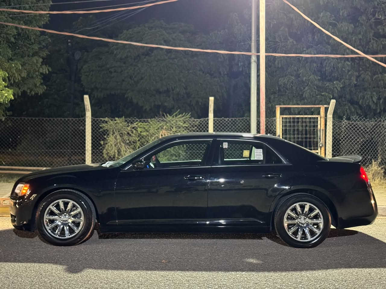 🚘 كرايسلر C300 موديل 2014
✨ المواصفات:

* محرك 3.6 V6 Pentastar
* كير أوتوماتيك 8 سرعات
* كشنات جلد
* كشنات أمامية تدفئة
* بانوراما مزدوجة
* تشغيل بصمة / دخول ذكي حسب التجهيز
* شاشة ومواصفات داخلية فخمة
* كاميرا خلفية
* تحكم بالمقود
* مكيف أوتوماتيك
* جنوط ألمنيوم
*شاشه محدثهSRT
*گيرر طيااري
*ممشه230 الف كيلو متر وليس ميل
🔧 حالة السيارة:

* المحرك والگير بحالة جيدة
* السيارة نظيفة ومرتبة
* كفالة السيارة: بس بااارد حك شبرر
* كفالة المحرك والكير
************
