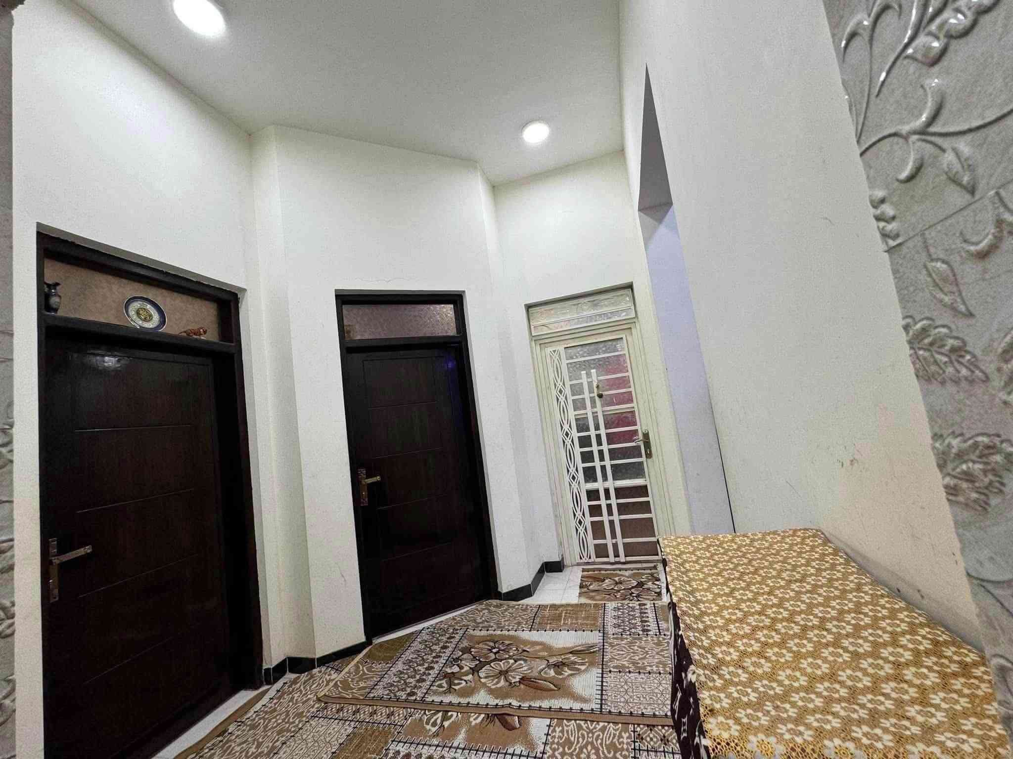 بيت طابو أسهم تحويل بأسم المشتري مساحه 200م
كاع الدبوس مجاور كوت محينه يبعد قليل عن سيطرة ام العباس على الجهه اليمنى قريب جدا للشارع العام 

يبعد عن المدارس 100م ومستشفى قيد الانشاء

السعر 105وبي مجال قليل 

بناء حديث قبل سنتين طابوق كونكريت مسلح رباطات 

يتكون من استقبال وصاله وغرفتين ومطبخ ومجمع صحيات داخليه عدد 2 ومجمع صحيات خارجي ومناور ثنين 

الطابق الثاني يحتوي على صاله 

واتساب *********** علاء بدر

نص مكتوب في الصور:
- علاء بدر للعقار ***********