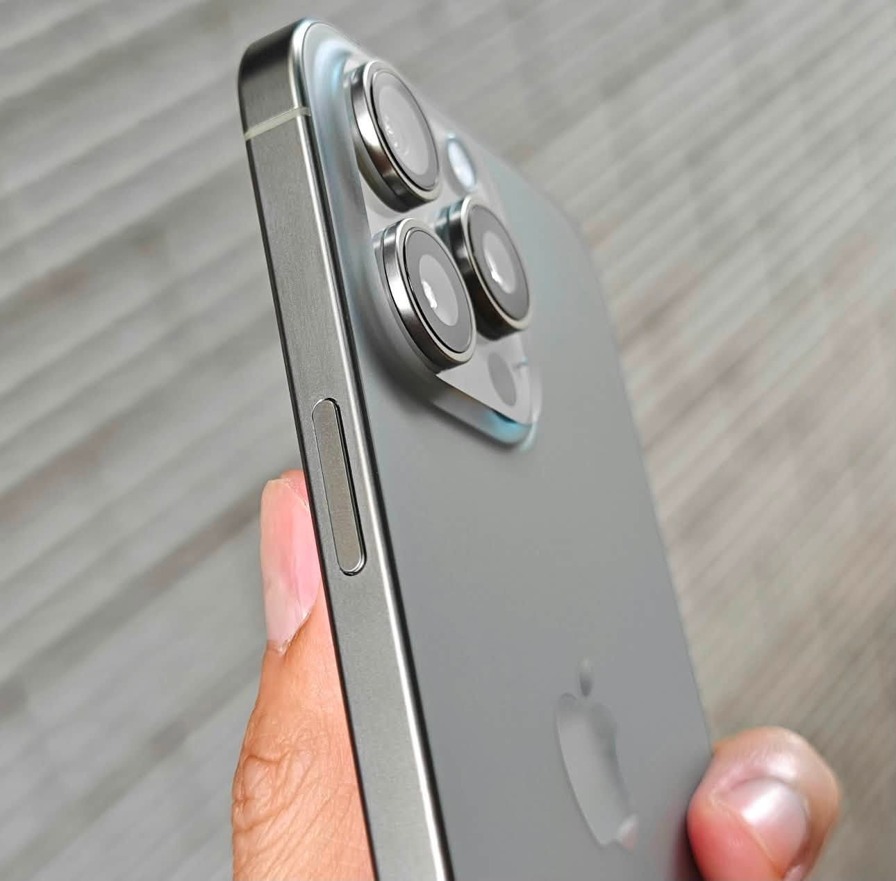 iPhone 15 Pro Max
مساحه التخزين :256

البطاريه :89 

بدون اي خدوش 

شرط النظافه وما مفتوح 

+كارتونته ويا 

السعر :مليون
رقم الهاتف :***********
