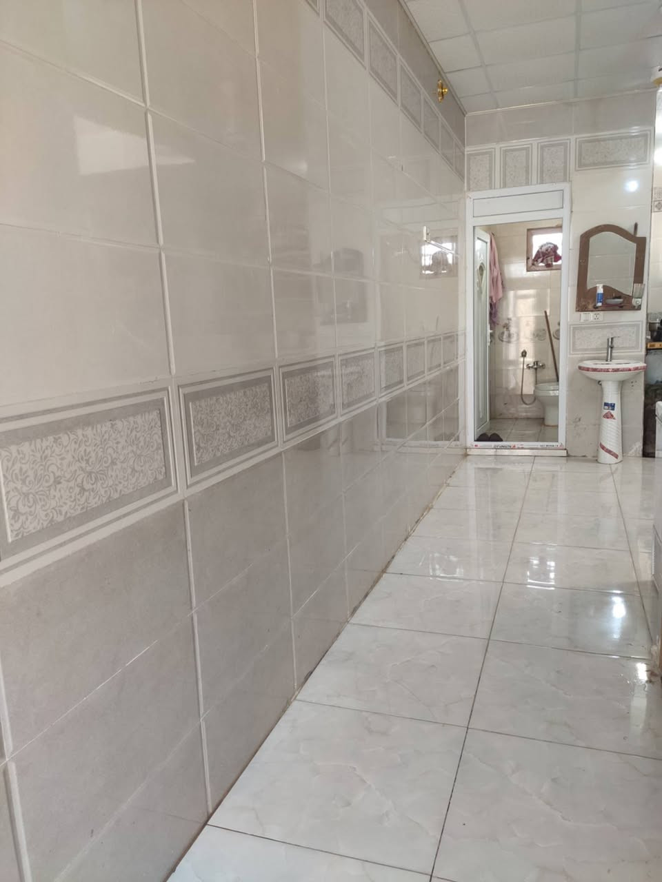 بيت للبيع في مجمع النور طريق رابط الزبيليه نظيف جدا المساحه 50 متر طابق واحد بناء بلوك السعر 35  مليون
*********** واتساب
