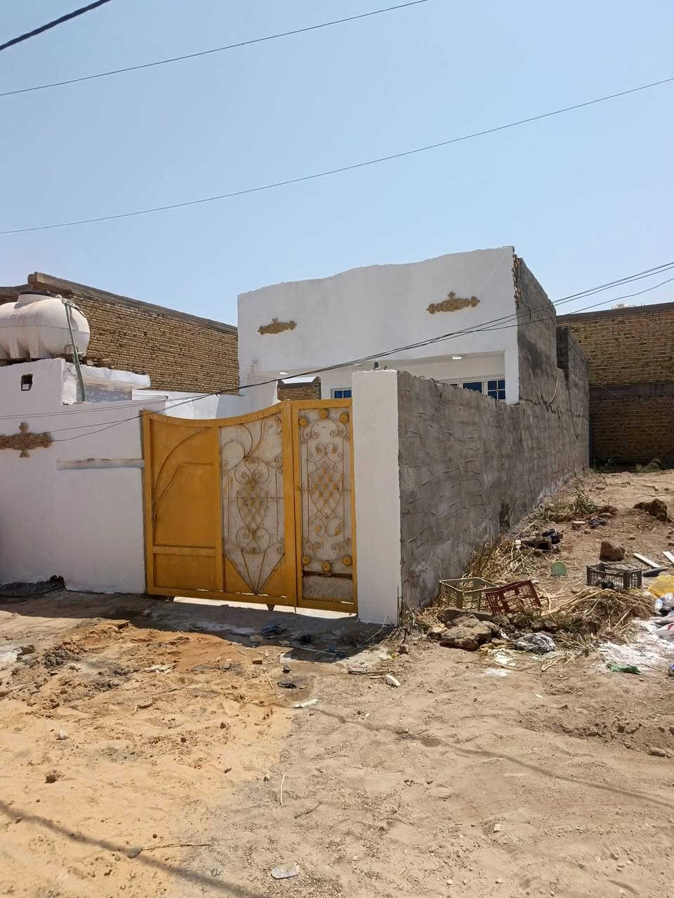 السلام عليكم بيت للبيع في حي الحكيم قرب معمل الاوكسجين قرب صيدلية الشفيع البيت مساحته 150متر البناء بلوك البيت مرقم بلديه 
البيت يحتوي على غرفه وصاله ومطبخ وستقبال وصحيات داخليه وخارجيه سطح البيت شتايكر جاهز للسكن السعر 37 للاستفسار *********** أو واتساب
