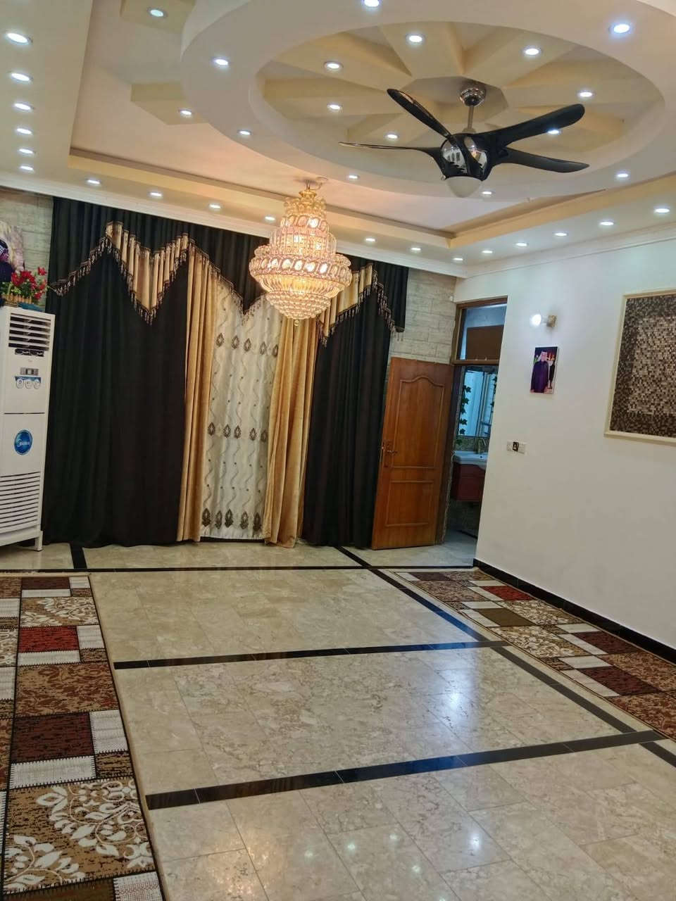 السلام عليكم دار للبيع بيت في منطقه الورديه مساحه 300 متر طابو ملك صرف السعر 230 مليون  ***********
