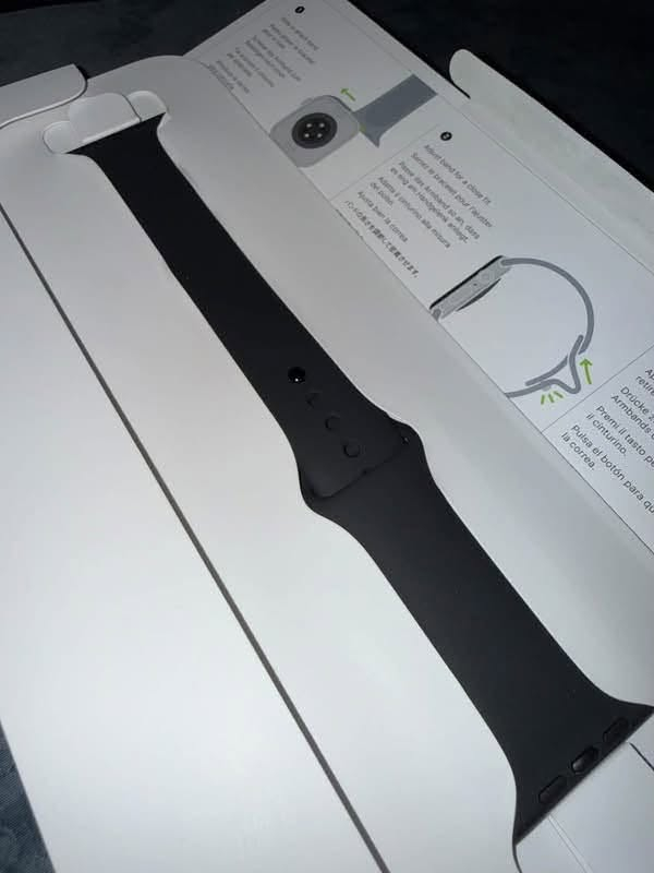 ‏‎ساعة ابل واج سيريس 11
‏‎حجمها : 46mm
‏‎نسبة البطارية : 100 %
‏‎نسبة النظافه : 100%
‏‎السعر : 415 الف وبيها مجال بسيط جدا
رقم الموبايل :***********
غراضها كاملة ‎الاصليات الساعة استخدام قليل وبعدها داخل الضمان  
مكاني بغداد كرادة

نص مكتوب في الصور:
- Apple Watch Series 11 الرقم التسلسلي: H4QRP26715 الضمان المحدود تاريخ انتهاء الصلاحية 29 تشرين الثاني 2026 جهازك مشمول بتغطية: خدمة المكونات المادية الدعم عبر المحادثة والاتصال الهاتفي تعرّف على المزيد حول المزايا التي أحصل عليها...