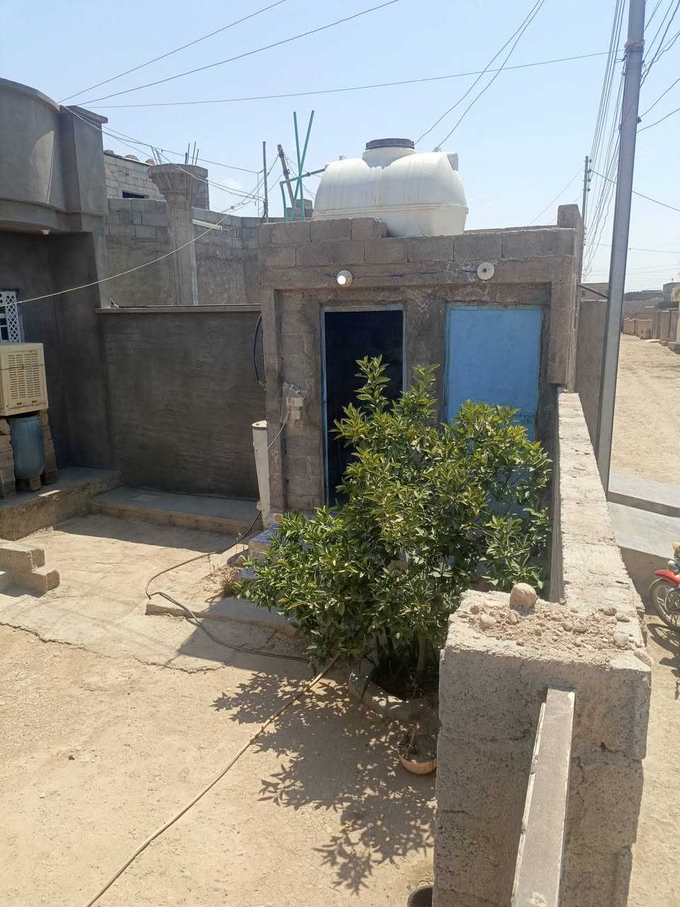سلام عليكم خوان بيت معروض البيع بحي الامين مغابيل مشروع الماء ملاحضه البيت بناا جديد السعر 35 ***********

