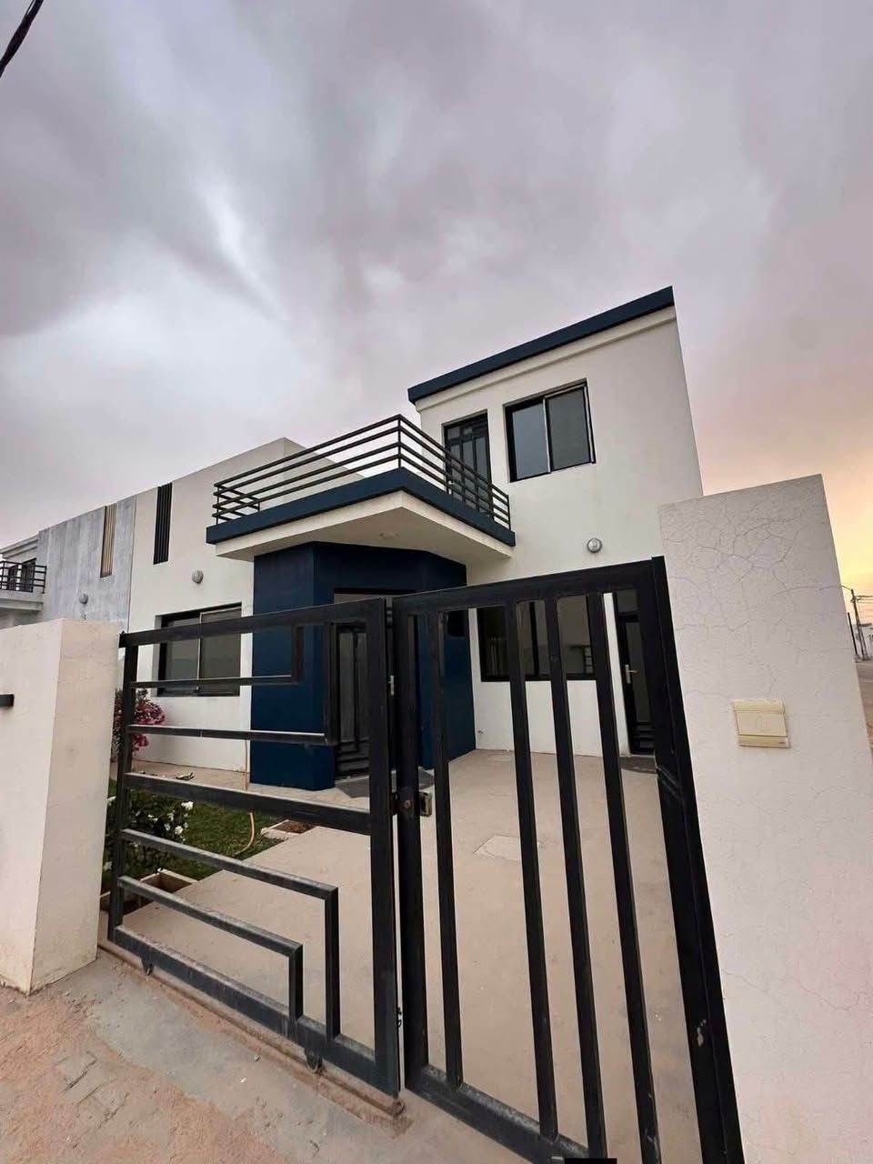 السلام عليكم 
يتوفر دور 🏠🏠🏠بمساحه200م بناء طابوق جمهوري مثقب وعمل درجه اولى باشراف كوادر هندسيه معتمده بمساحات فارهه تناسب العوائل العراقيه  للبيع والرهن والايجار  في مجمع النخيل السكني في النجف الاشرف  لكافه المراحل
المرحله الاولى طابق واحد يحتوي الدار على غرفتين 4*4و5*4وصاله 5*4واستقبال6.40*4ومطبخ5*4 اضافه الى التخاريج والصحيات ودرج معزول بسعر ١٣٤٥٠٠٠٠٠ مليون دينار 
ومرحله الثانيه طابق ونص 
يحتوي على ثلاث غرف سويت اضافه صاله واستقبال وصحيات ودرج معزوله بسعر ١٥٧٠٠٠٠٠٠مليون دينار
 بلاقساط على المصرف العقاري  بتطلوعات مناسبه 
وتتفاوت حسب موقع الدار والواصل لاداره المجمع 
اضافه الى وجود كافة الخدمات من ماء وتبليط وكهرباء ومولدات VIP نضام ٢٤ساعه وشركه امنيه وتنضيف للاستفسار والتواصل عن طريق الاتصال او الوات ساب على الرقم وتساب فقط *********** او مرسله الصفحه وبخدمتك
