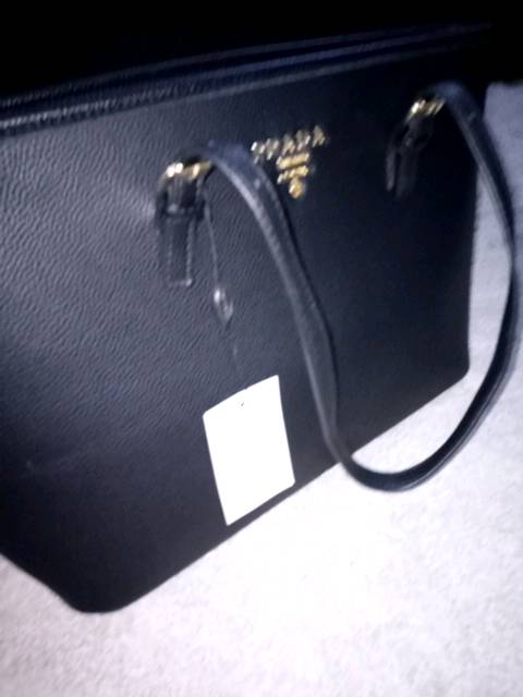 شنتة نسائيه حجم كبير من ماركة PRADA.مصنوعة من جلد التمساح  اصلية كامل ملحقات