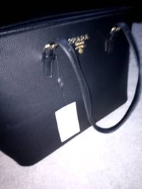 شنتة نسائيه حجم كبير من ماركة PRADA.مصنوعة من جلد التمساح  اصلية كامل ...