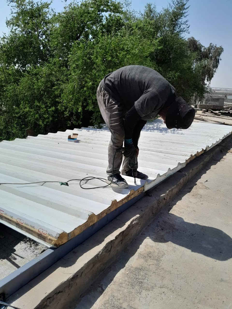 حداد للعمل كافه اعمال الحداده باب شباك سندويج كيربي مسقفات محجرات كيسبان ***********حداد متنقل

نص مكتوب في الصور:
- CapCut AI