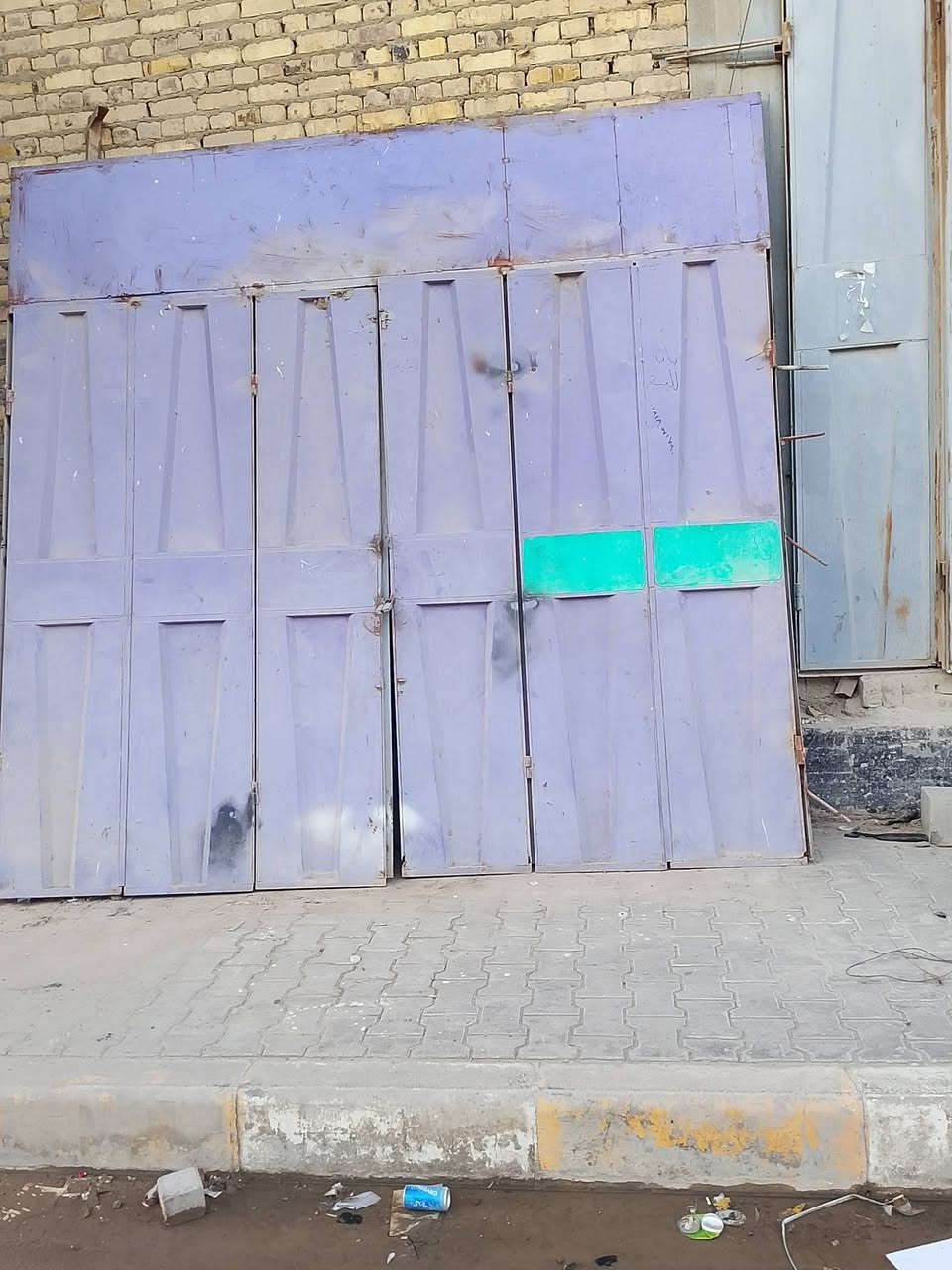 السلام عليكم باب للبيع 6 طلاگات طولة 3 امتار وعرضة 3 امتار سعرة 150 وبي مجال قليل مكلف بالنشر الاتصال ع الرقم ***********
