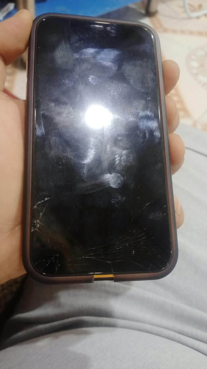 السلام عليكم 
جاهز آيفون ١١ عادي
ذاكره ١٢٨
بطاريه توه مبدله احسن نوع بل سوك 
شاشه ما صارلي شهر من بدلته بس تكسرت 
ألون احمر مغلف ألون ذهبي  شرط ما مكسور 
فيس إيدي واكف 
سعر١٥٠
مكاني القرنه هور سعد
رقمي ***********
