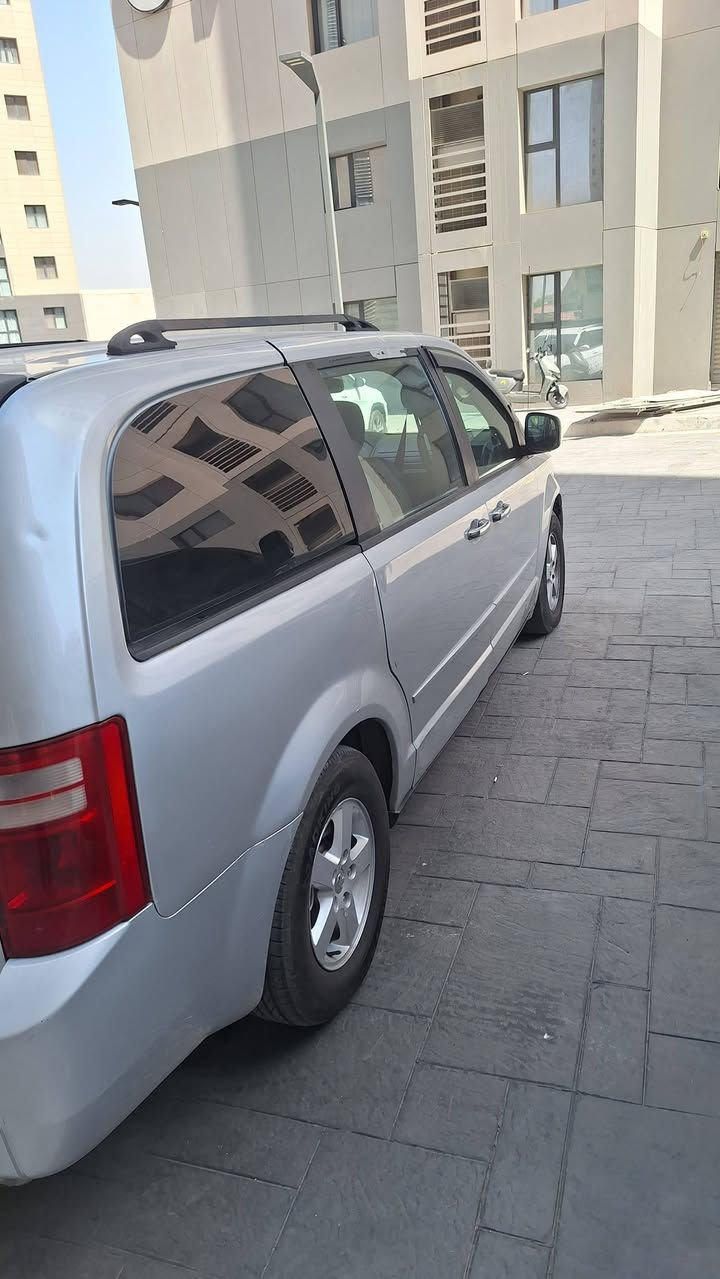 دوج كرفان ٢٠١٠ مكينه ٦ سلندر ٣٣٠٠ 
كير جديد حاويه شادلها قبل شهرين
مكينه مكفوله 
السياره بيها قطعتين صبغ وموجود عندي صور للسونار مالتها
مواصفات السياره ابواب كهربائيه وكشنات قلابه التبريد ٣ قطع ثلج المنضومه جديده 
مكان السياره بغداد زيونه 
سعرها ١٠٥$
***********
