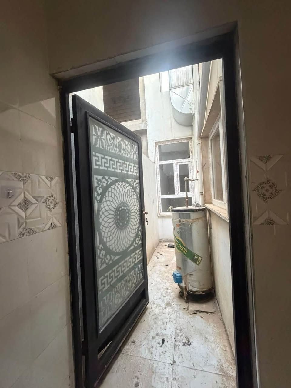 بيت للبيع زراعي مساحة 100 متر بحي بدر بفرع خدمات هشام تدخل جوه قريب ع شارع المزارع بي غرفة نوم ومطبخ وصحيات ومنور واستقبال وكراج وتواليت خارجي ودرج خارجي فول سيراميك ومغربي ونظام دكت البيت جديد كدامه تبليط ماي وكهرباء وبي خط مولده هم اني صاحب البيت مو مكتب سعرها 38 مليون للأستفسار ***********

