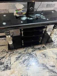 ميز تلفزيون • عليه مجال