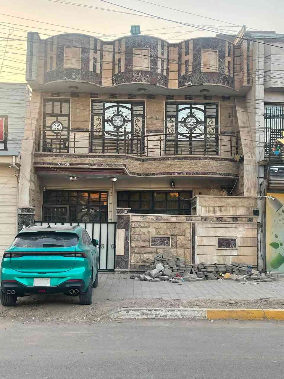 للايجار مشتمل مسلح نظيف تجاري المساحه 120 متر الواجهه 8 النزال 15 يحتوي الطابق الارضي على خدمات خارجيه واستقبال ومطبخ بالوجه وهول حولي ومنورين وخدمات وغرفة نوم والطابق الثاني يحتوي على غرفتين نوم وخدمات الموقع ( يؤجر شركه او مذخر او مخزن)  سعر الايجار الشهري  ثلاث ملايين الموقع شارع فلسطين محله 510 شارع الطارق للاتصال *********** او *********** شركة الخيمه للعقار
