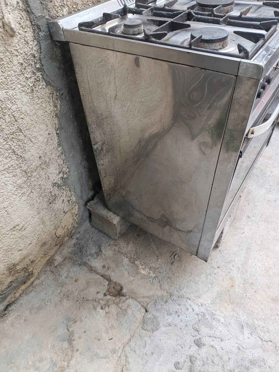 سلام عليكم طباخ إيطالي للبيع خمس مشاعل العيون كلها شغاله وعلى الفحص نار زركه نقص بس اليدات مالته السعر 50 الف الشراي يتصل الهاتف *********** المكان بغداد الجديدة

