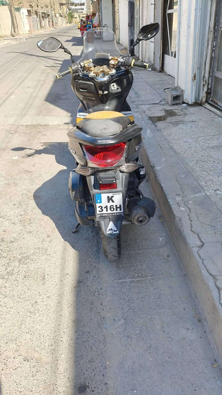 للبيع 
دراجه pcx جيل اول 17 
مكينه 150 ياااباني اصلي مفول حت سويج ياباني 
دراجه شغاله مكينه نضيفه حيل مال بيت 
حساسات كلها شغاله تجي. تاخذها تترحملي سعرها 1350 الف 
بيها شي قليل حيل 
***********
