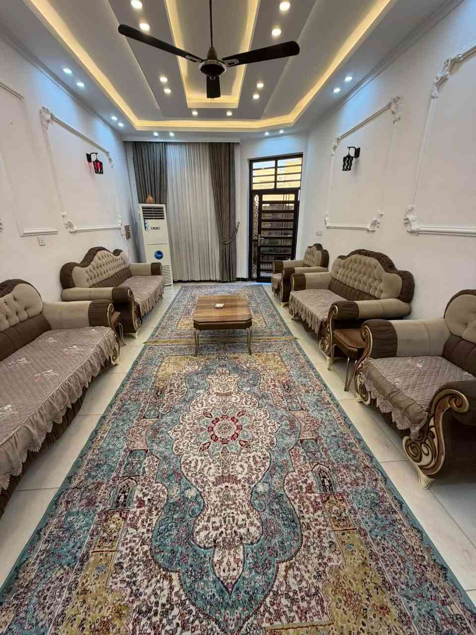 السلام عليكم
بيت للبيع مطلوب اسكان 200 متر في منطقة العز مجاور مرور التاجيات
خلف زنود الست الهلالي في الشارع النافذ 
طابقين بتصميم حديث وبناء درجة اولى 

طابق ارضي : غرفتين نوم وهول واستقبال ومطبخ وكراج كبير و3 ترك و 3 حمام وتواليت
 
طابق الثاني :
1) شقة امامية منعزل بدرج خارجي
2) شقة خلفية متصلة مع البيت بدرج داخلي

تفاصيل اكثر اتصل على الرقم موجود واتساب
***********
او تفضل خاص
