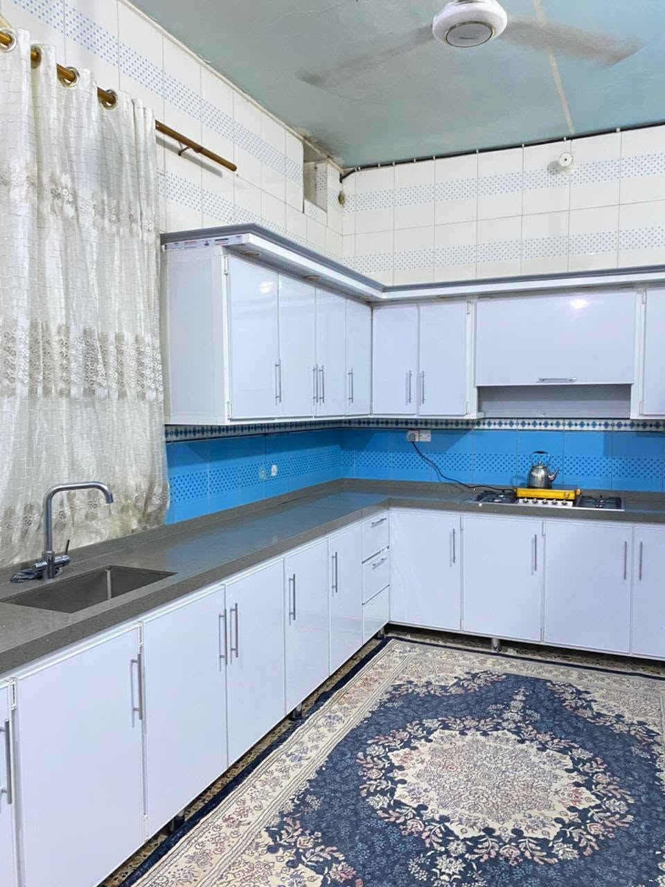 السلام عليكم
بيت للبيع مساحة 200م طابقين تحويل بلطابو ب اسمك 
منطقة الكوت الجديدة بداية شارع الاقواس ركن على شارعين قرب ثانوية الابرار الاهلية بلضبط اول بيت بشارع الاقواس 
يتكون الطابق الاول من غرفة ومطبخ وهول كبير واستقبال وصحيات 
الطابق الثاني غرفتين ومطبخ وصحيات وهول 
البيت جاهز ب الكامل يعني كلشي ماتصرف علي 

علما يحتوي البيت على محل وبرج انترنت مؤجر شهريااا 

للاستفسار الاتصال على الرقم *********** 
او خاص 
اسف على الاطالة ❤️
