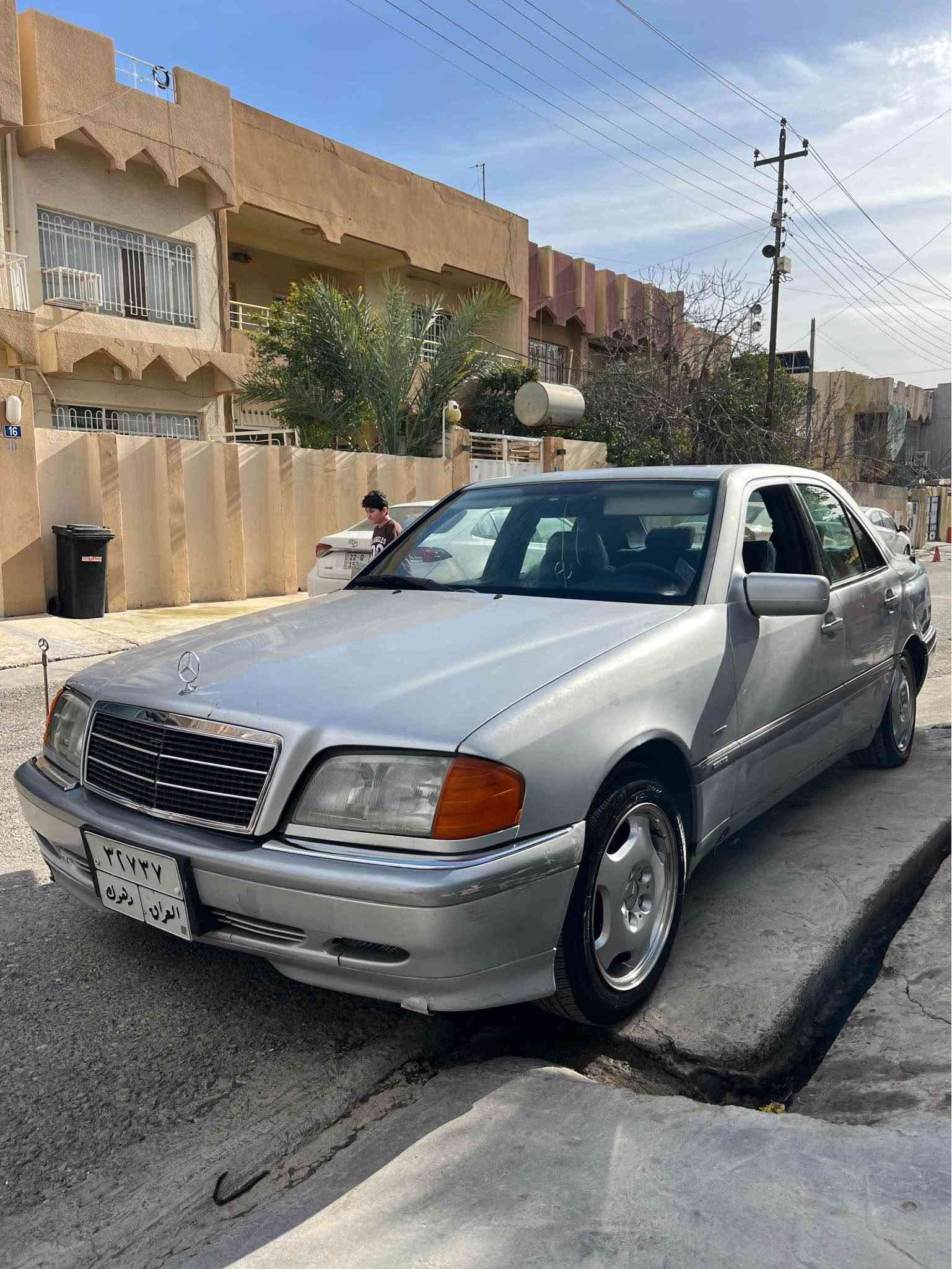 ماسليس بيبي شه به ح 
مؤديل ١٩٩٤ 
فوف ماسه فات جوار جام كاره بايي سلايت ABS 
ته بريد سادو گه رم هه مووي به شه رت 
به س گير عادي هيج ليداني نيه هيج سبغي نيه هه موو شتيكي به شه رته كاره بايت هه موو شتيكي ئيش ده كات 
٣ وه ره قه ش غرامه ي له سه ره ياني ٤٧ وه ره قه
ره قه م مؤبايل (***********) أربيل, العراق
