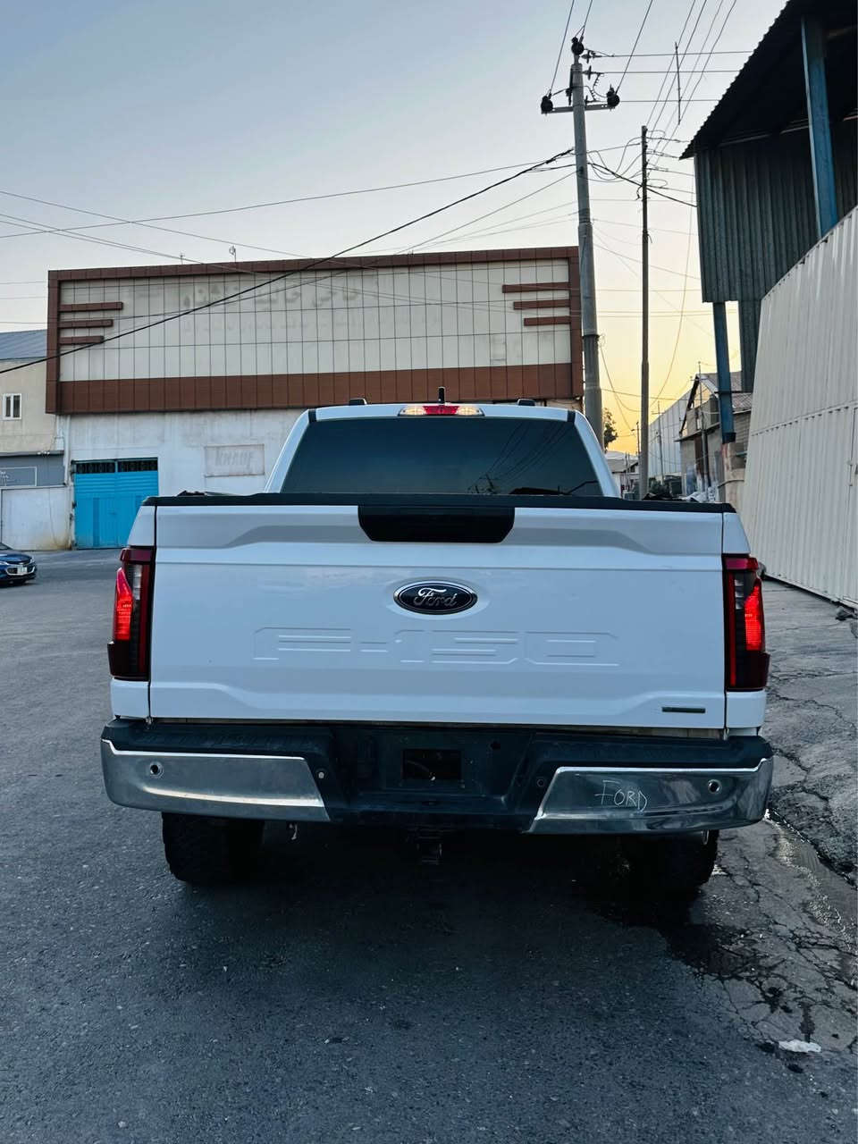 فؤرد 2025 FORD F-150 XLTمواصفات XLT شاشه ئايپادي گه وره گيچ ئه ليكتروني رادار پيش و پشت خه تي جاده  كوشين كاره با ويل كروم ده بل ئه كسل  4X4 سياره كه بس ربع بونيت جاملغ صبغ  جمپكي پشتي هه يه به شه رطب داخيلي لايت ليد چوار حه دسه  كاميرا حه ساس 6  هه زار رويشتيه 8پستن AWD  گير مكينه دبل اكسل راديته ر به رد هه موو به شه رت بيلادي سعر 285 هندك مجالي تيدايه سياره كه فحس و هه زه ي لو كرايه حازره لو ره قه م .                     
                                                                                  رقم  واتساب ***********
*********** أربيل, العراق
