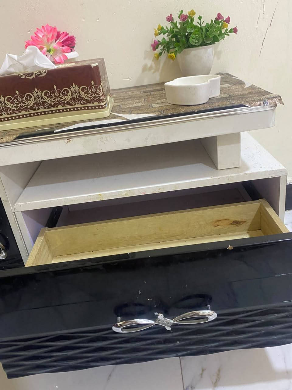 للبيع 
ميز بلازما او اي شي الحجم وسط  
العنوان بعقوبه تقاطع القدس
***********

