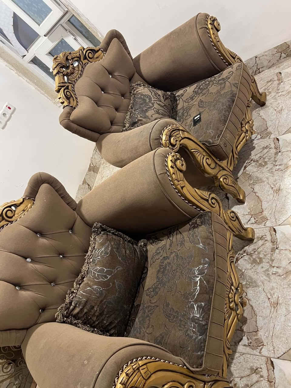 غرض بيت للبيع
غرفه نوم ١١ قطع  ٥٠٠ الف
ميز طعام مع ٦ كراسي ٥٠ الف
كاونتر مع ملحق وطباخ ومغسله ٣٠٠ الف
تخم ديوان ثنين طوال واربع مقاعد
٢٥٠
ديديه عش ٣٥ 

موصل زيونه مقابل المرور
