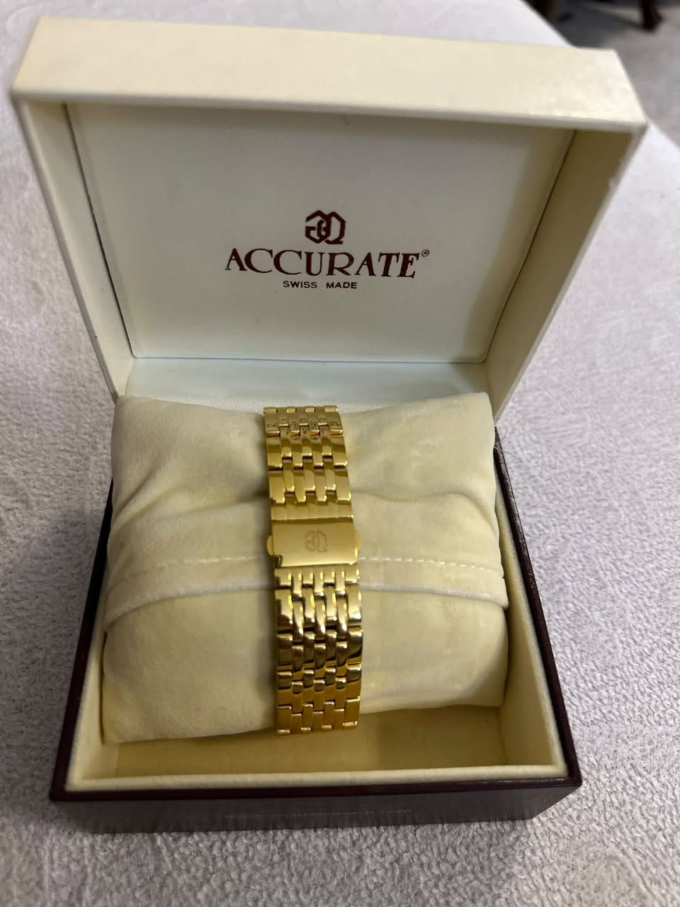 ساعة من ماركة Accurate Swiss Made،  من مجموعة Legato. مميزاتها

* لون ذهبي بالكامل (هيكل وسوار).
* قرص أبيض بتصميم كلاسيكي.
* مكتوب عليها Sapphire، وهذا يعني أن الزجاج من الكريستال الياقوتي المقاوم للخدش.
* نافذة كبيرة للتاريخ في أسفل الميناء (Big Date).
*ساعة جداً نظيفة ملبوسة ٤ او٥ لبسات 
سعره ٢٥٠ الف 
للاستفسار ***********
