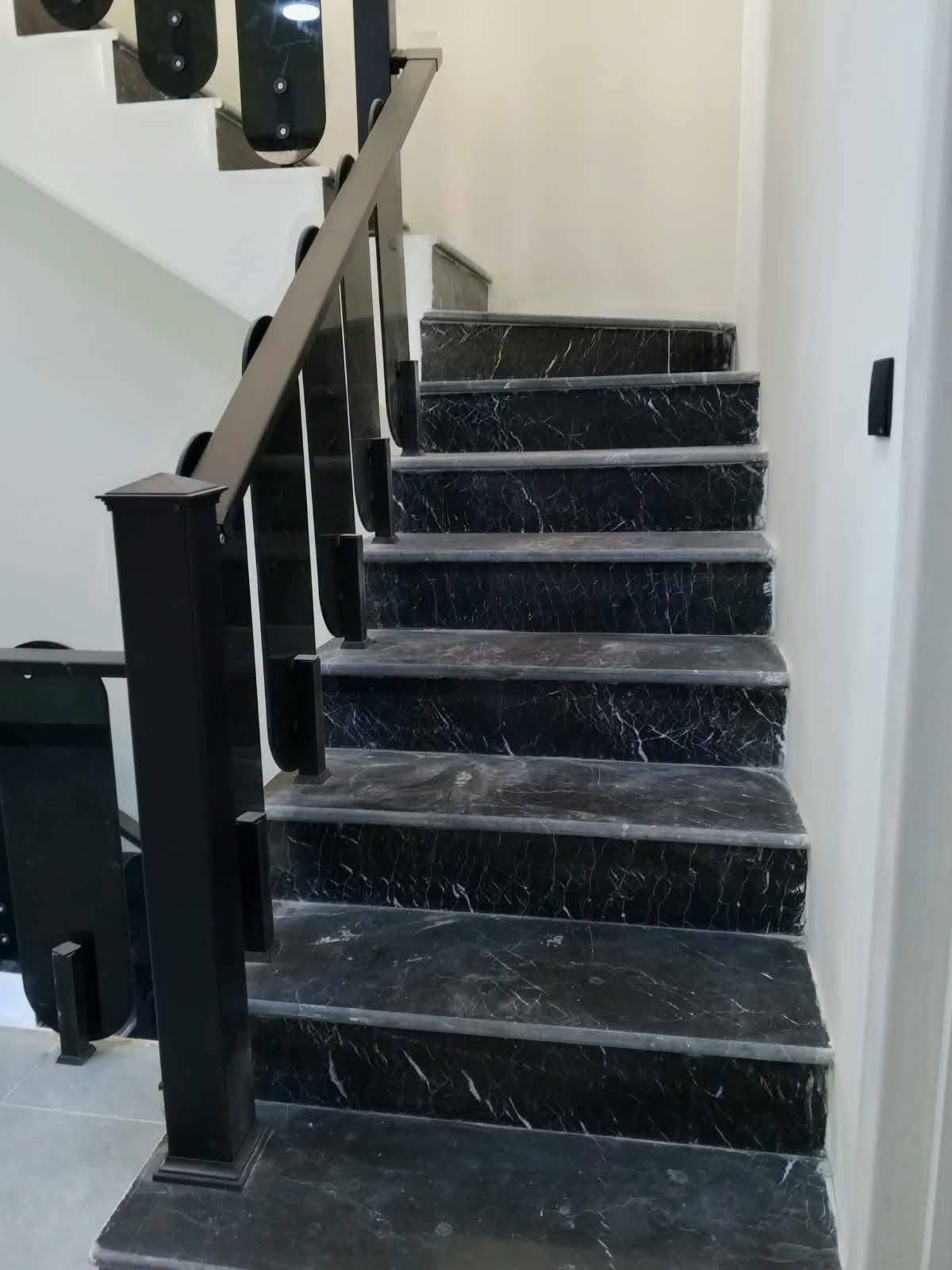 🏠 دار للبيع - حي الجهاد / منطقة الأساتذة
موقع مميز جداً - قريب على شارع الأربع شوارع

📍 العنوان: بغداد - حي الجهاد - منطقة الأساتذة

📐 المساحة والواجهة:
• المساحة: 125 متر • الواجهة: 6.25 م • النزال: 20 م • الواجهة: بورسلين اسباني فاخر 
🏗️ تفاصيل البناء - بناء حديث ومرتب:

الطابق الأول:
كراج سيارة + صالة واسعة + مطبخ بارد وحار + هول داخلي كبير + شلال داخلي + غرفة نوم + صحيات + منور خلفي

الطابق الثاني:
3 غرف نوم + 2 صحيات منفصلة

الطابق الثالث:
غرفة نوم كبيرة + مطبخ + صحيات + سطح أمامي

✨ بيت نظيف وجاهز للسكن، بناء درجة أولى.

للاستفسار والمعاينة:
📞 ***********
📞 ***********
