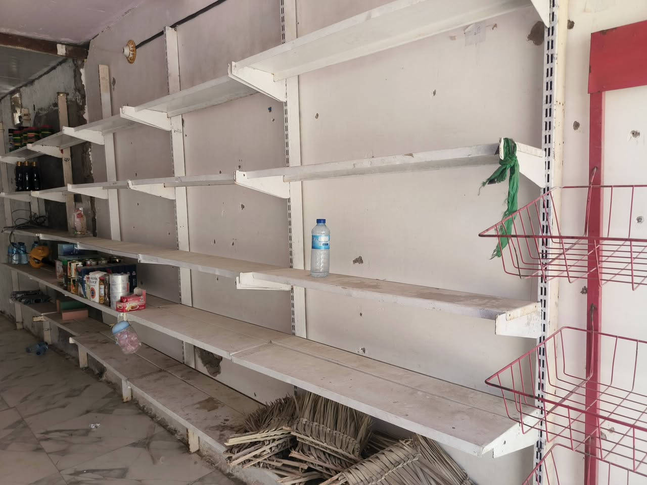 سلام عليكم رفوف لبيع بسعر كلش مناسب طول 5 أمتار وعرض 5 أمتار
معا عارضات جبس لعرض 60 لجول 5 خانات 
لعلوان نجف الشرف 
لهاتف ***********
