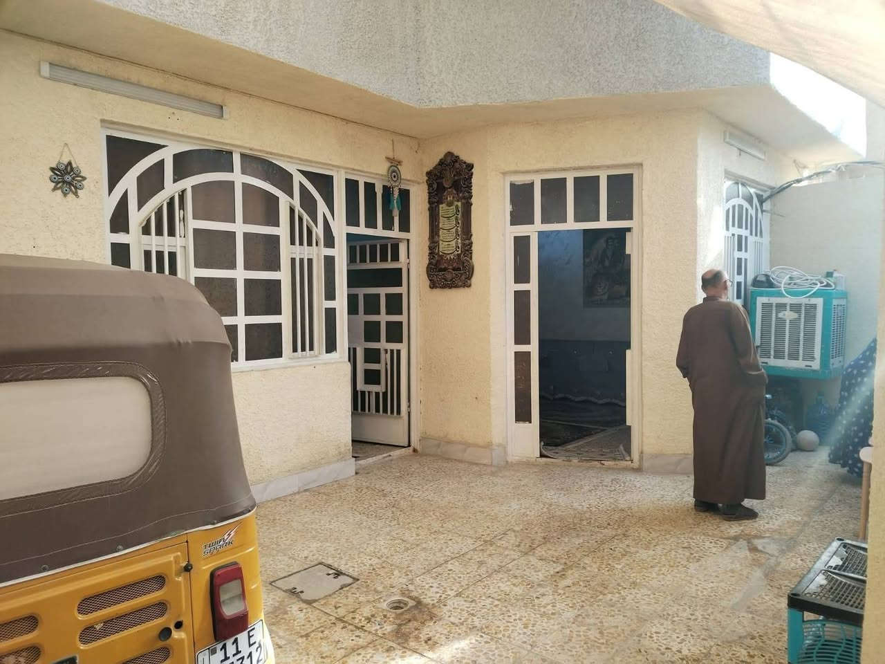 السلام عليكم بيت للبيع مساحة 110مربع يحتوي البيت على كراج كبير واستقبال وغرفه نوم وصاله كبيره وملحقاته والقاط الثاني يحتوي على غرفة وصالة وسطح السعر 90 وبي مجال العنوان بغداد الحبيبيه حي الزهراء منطقة ال 100 للستفسار الاتصال على الرقم ومتواجد واتساب ***********
