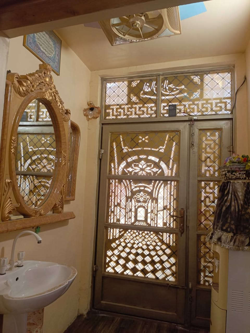 دار للبيع 🏠
 في حي الرسالة 
في منطقة العرصة
 قرب مدرسة الخليل 🏫
مساحة 280م 
طابق واحد مكون من: 2غرفتين نوم +استقبال +صالة +مطبخ +حمامات داخلية +صحيات خارجية +مناور +كراج سيارة كبير +حديقة كبيرة 
السعر: 67 مليون وبي مجال 
للاستفسار على الرقم 
***********
