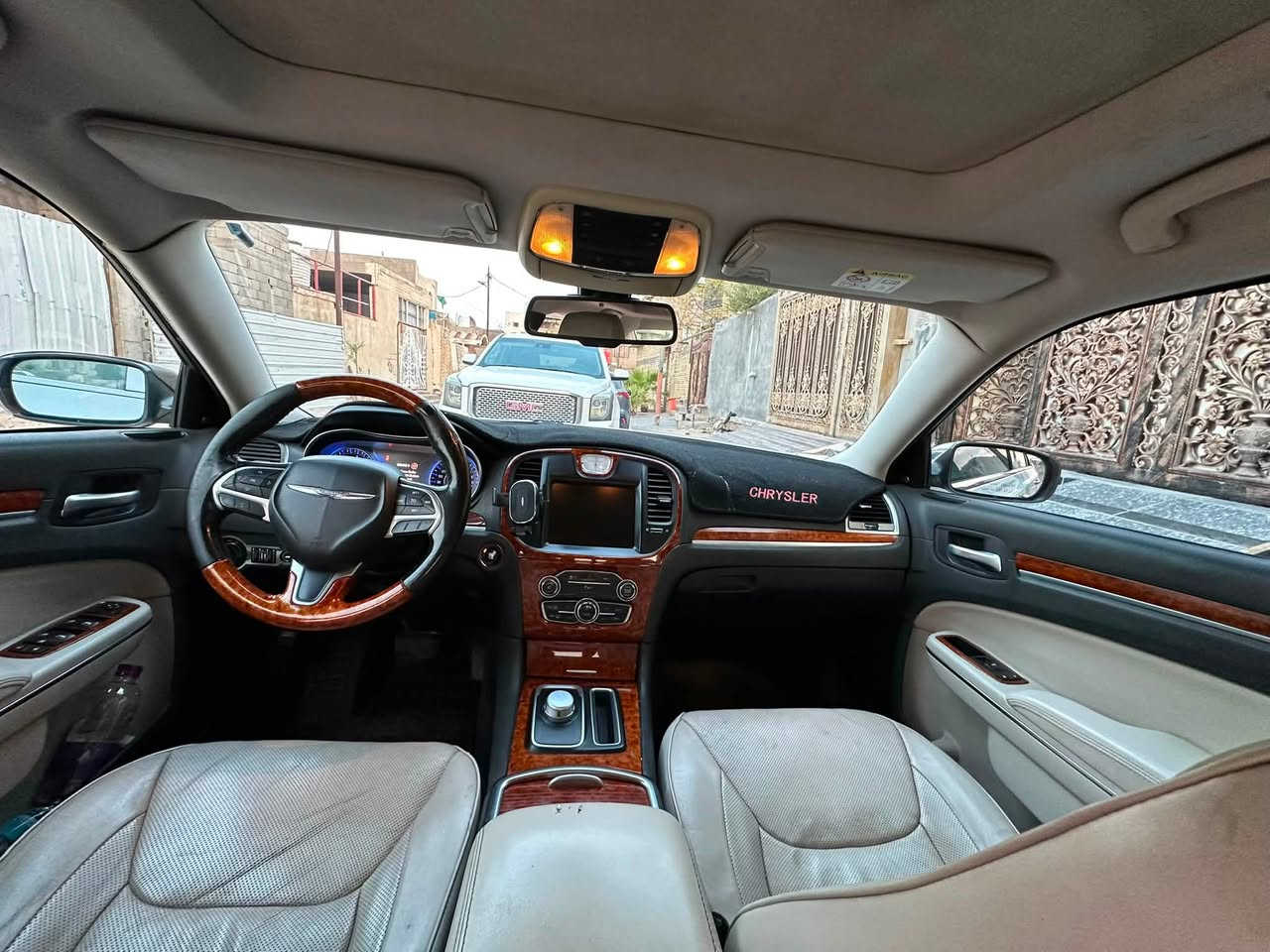 كرايسلر اوباما خليجي 2015  هيمي 5700. V8
كرايسلر اوباما c300 خليجي 2015 اصل بدون حادث 

مكينه 5700. هيمي V8 

مواصفات 
موديل 2015 اصل 
ماشيه 202 الف كم ( 125 الف ميل ) 

فتحة سقف بنوراما 
شاشه كبيره 
حساسات اماميه وخلفيه 
كامره خلفيه دوارة 
تشغيل عن بعد 

مقاعد كهربائيه 
تدفئه مقاعد 

تحكم ستيرن 
محدد سرعة

ويل 18 
حداديه جديده 
السياره مغلفة PPF 
بيهة بارد كد شبر بالباب الخلفي جهة السكن وبعض الملاحظات البسيطه 

مكان السياره بصره 

*********** 

السعر 190 وبيه مجال
