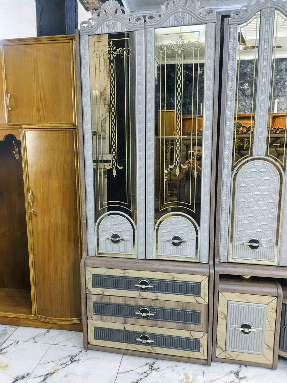 غرفه تركي 8قطع ضخمه وحديثه كلش نظافه فول  العنوان دبيسات خلفه جامع الإمام صادق مقابيل مستشفى الحكيم***********

نص مكتوب في الصور:
- نشتري جميع الغرف تركيه والعراقية والكناثير دز خاص ***********
- نشتري جميع الغرف تركيه والعراقية والكناتير دز خاص ***********