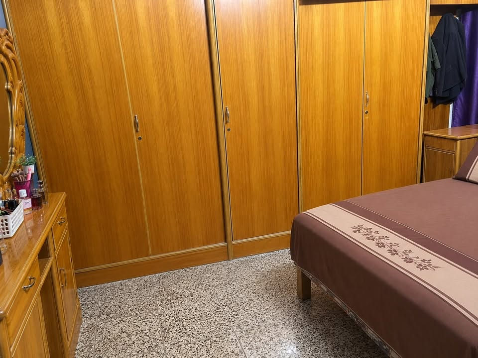 السلام عليكم غرفة نوم عراقي تكمة سبع قطع جرباية نفرين كوميديات اثنين كنتور خمس أبواب وميز تواليت وجزامة 
زاوية السعر ٦٥٠ او بيهة مجال للاستفسار التواصل على الرقم***********
