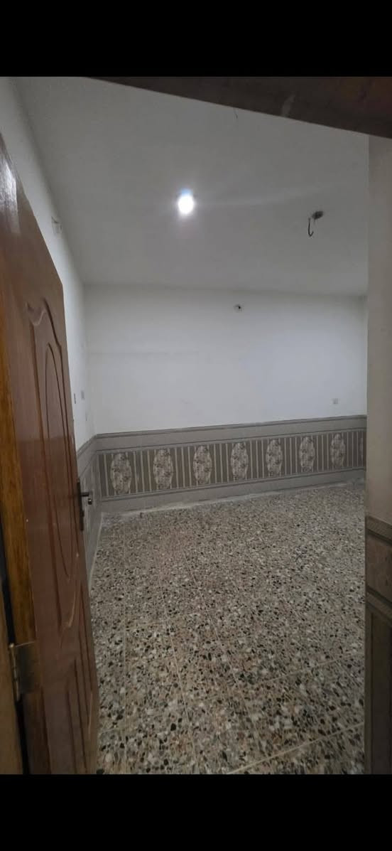 عرض 310
بيت 100 متر  طابقين للايجار ⭐⭐⭐ 
حي النداء قرب شارع المجمعات قرب  انشائيه العنزي 🏦🏦💥
بي 3 غرف وصالتين ومطبخ واستقبال وتخاريج ⭐ ⭐ 
سعر  الايجار  350  مقد مته   شهرين 💸💸💰
البيت نظيف ومرتب
للتواصل 
‏‪+964 774 522 0313‬‏ واتساب فقط 
ابو عقيل 
‏‪+964 784 494 9108‬‏ خط فقط

