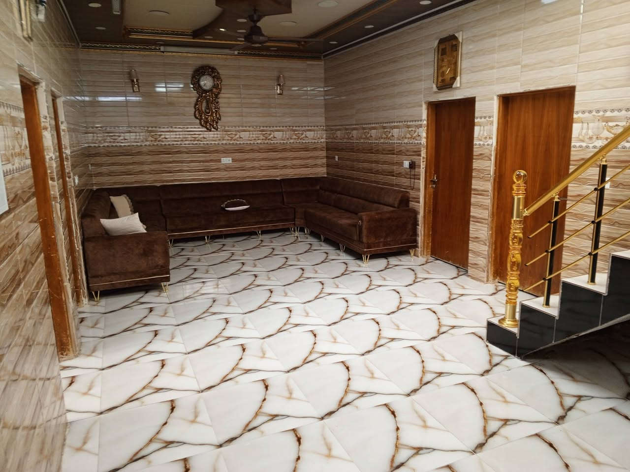 دار ملك 200م طريق جديده ركن قرب اسواق السجاد طابق ارضي مطبخ حار بارد 4غرف نوم ستقبال 5 في 10صاله4في10 صحيات خارجي وداخلي
طابق ثاني مشتمل معزول بابه وحد عن الباب الدار الارضي
***********
