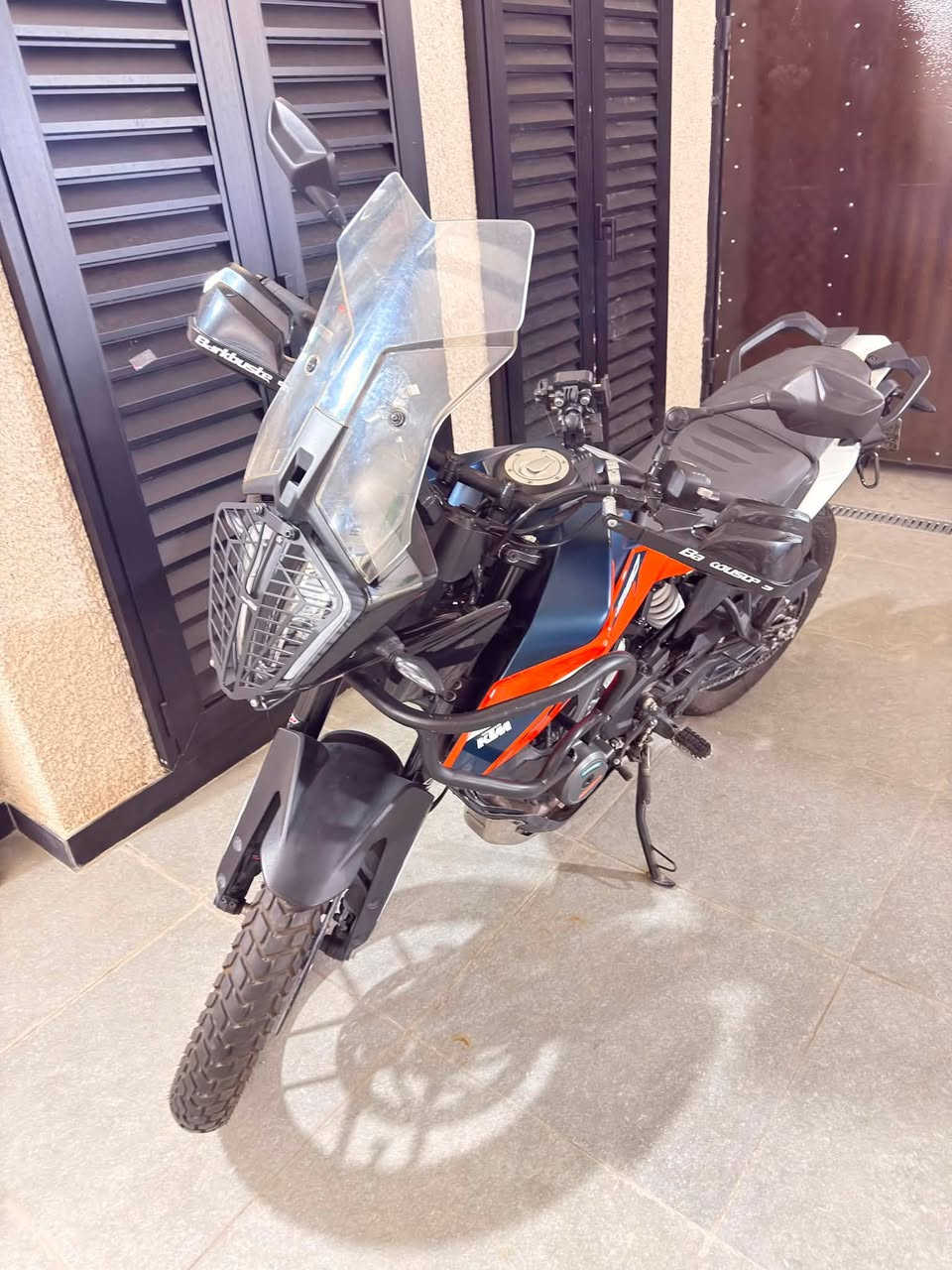 السلام عليكم اخواني 

دراجة ktm 390 adv
غنية عن التعريف 
عليها تزويد كامل 
جامة امامة 
كفر لايت امامي 
ستاند موبايل اصلي وكالة 
هاند بار مال ادرفنجر
عليها كذلك درع مثل ما موضح 
رافع البطيخة حماية للدبل الخلفي
كل تبديلات الدهن بالوكالة 
نوع البانزين سوبر اخلي 
الدراجة ماشية حاليا 6000 كم فقط 
السعر المطلوب 7000000 مليون دينار فقط 
الدراجة لازالت باسم الشركة يعني التحويل جدا سهل

غير متواجد على الفيس او الماسنجر 

للاتصال ***********

مكاني بغداد الجديدة
