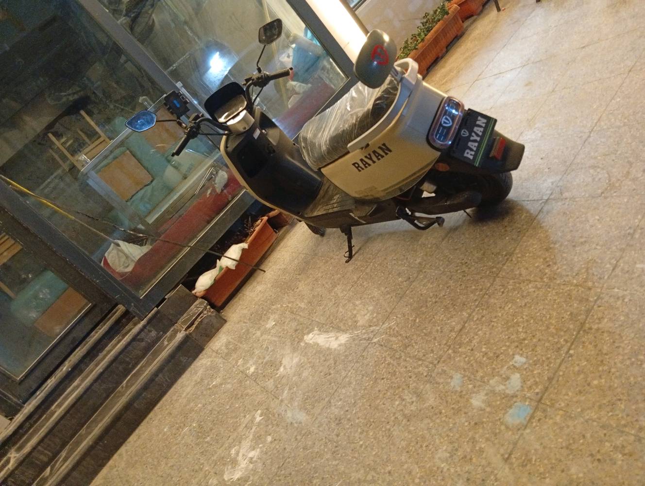 بسم الله الرحمن الرحيم للبيع دراجه شحن نوع ريان C2 فول مواصفات صارله شهرين وصله الشراء موجود اني اشتريته ب950 وهسه عارضه. بنفس سعره بس بيه مجال مو قفل للناس الطيبين
وين موجودة الدراجة بالضبط حتى اللي يريد يجي يشوفها؟: 
كراده داخل 
شكد ماشية تقريباً، وشكد قوة/نوع البطارية بيها؟: 
100كيلو فقط قابل للزيادة . بطاريات كرافيت 6
هل بيها أي ملاحظة أو عيب، لو كلشي شغال تمام من حيث المحرك، الفرامل، والأنوار؟: 
كلشي شغال
الملحقات الفول مواصفات شنو بيها بالضبط: شاشة/إنذار/تحكم عن بعد/قفل ستيرن/بصمة؟: 
كلشي شغال 
السعر نهائي لو أكو مجال بسيط للمساومة؟: 
السعر عل الاتفاق ب950 بس مو نهاءي بي مجال للناس الطيبين 