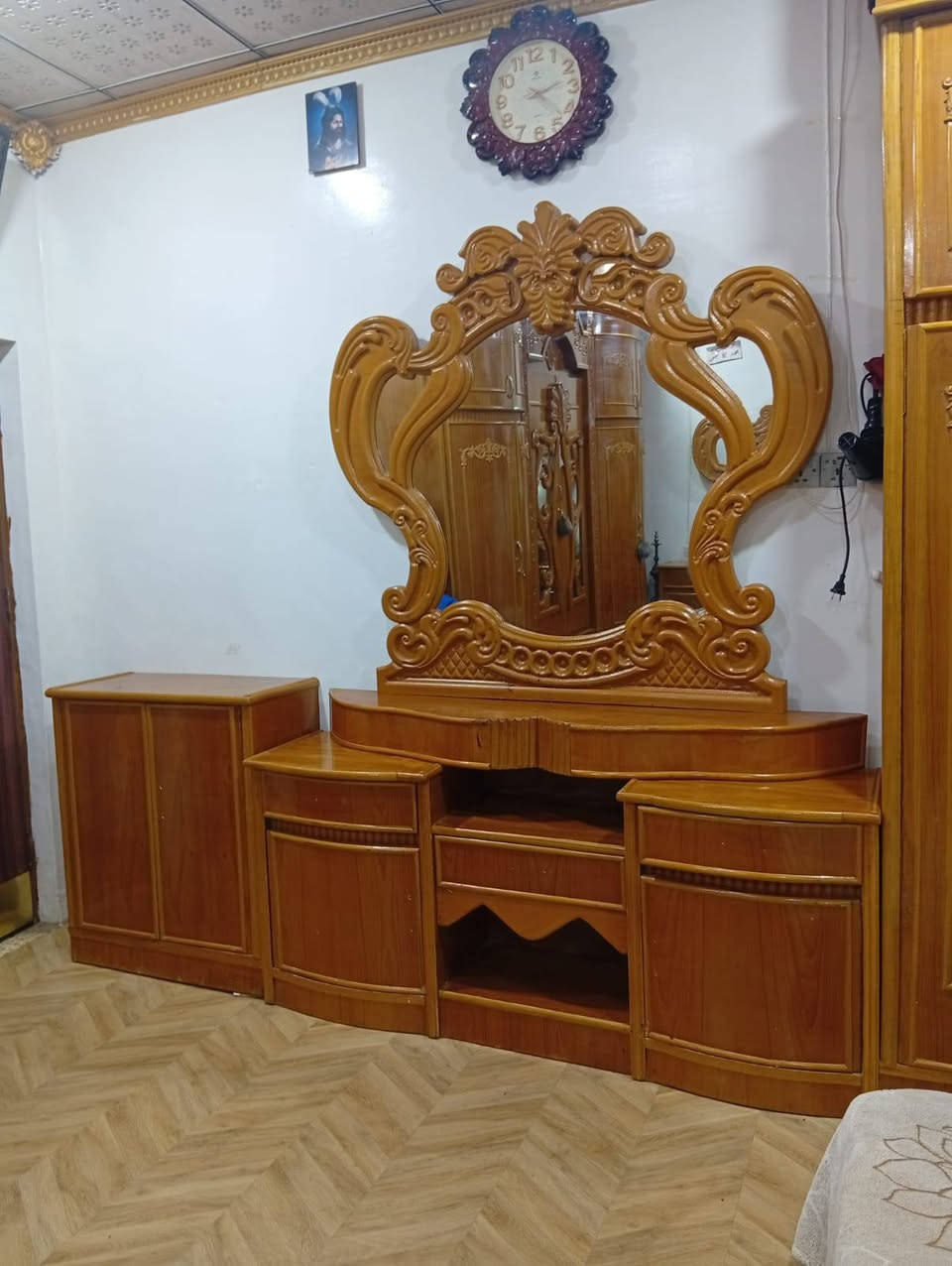 غرفه للبيع اخشاب صاج عراقي غرفه بعد جديده مال عرس سعر الغرفه مليونين وبيها مجال للشراي رقم الهاتف***********
