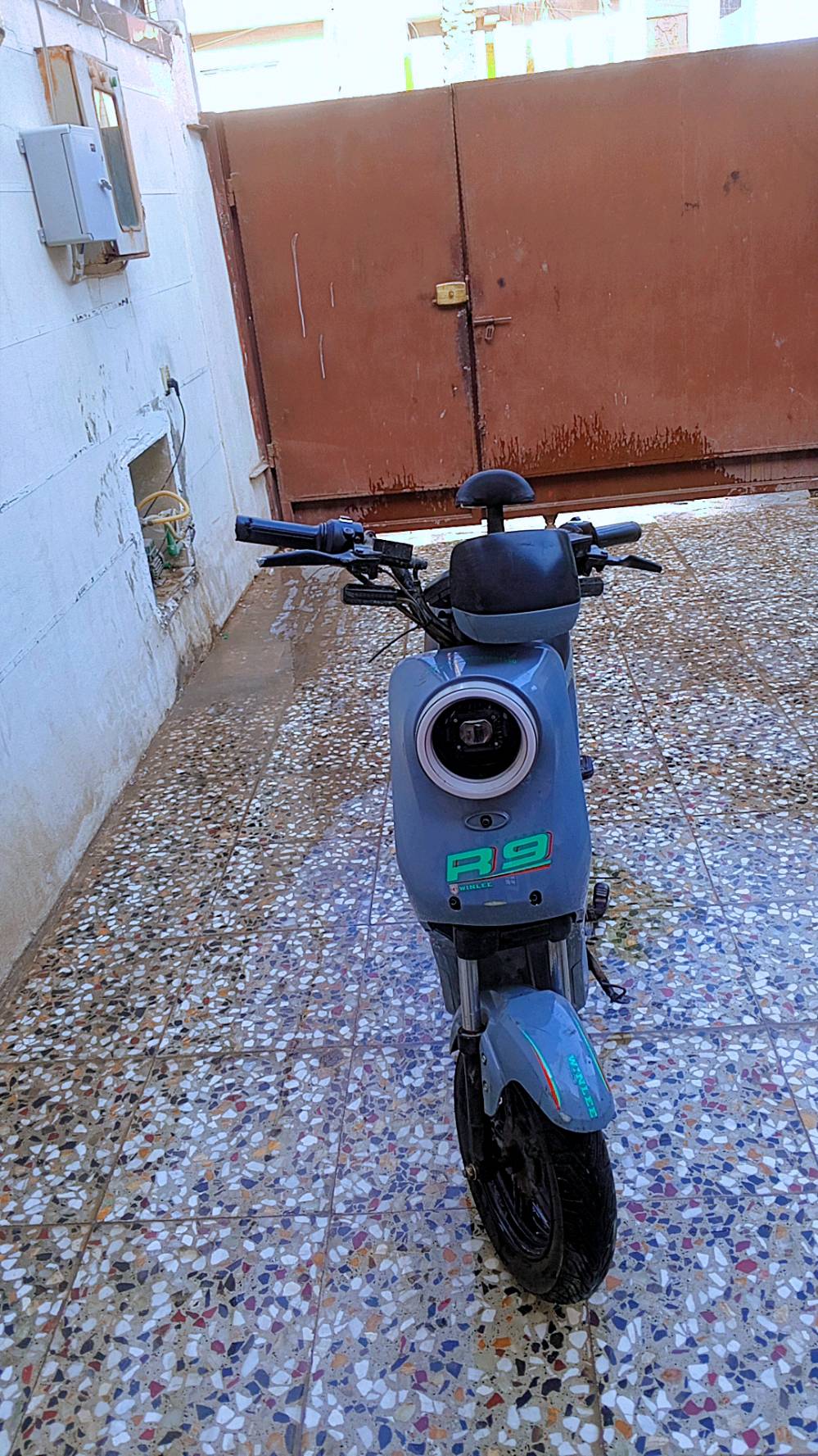 دراجه R9 للبيع ب300 بس هاي البطاريه محتركه يرادلها تبديل