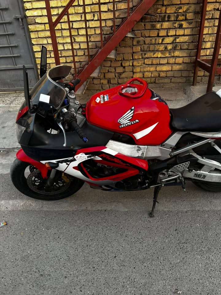 بطح cbr 929 دراجة نظيفة شلعة تخبل كهربائياتها شغالها مبدل كور السعر 1900 و بيها مجال بسيط  مكاني بغداد حي الاعلام للتواصل ***********
