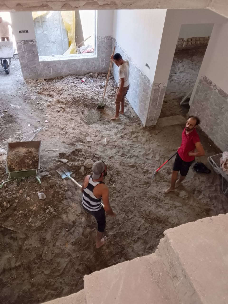 سلام عليكم  / يوجد كادر عمل جاهز/ تصعيد مواد/ تنضيف بيوت/ تفليش/ تكشيط/ تنضيف حدائق/ دفن نهري  / شقلنه ليل ونهار   /ومعداتنه جاهز/ ماعليك بس تصال  رقم  /     ***********
