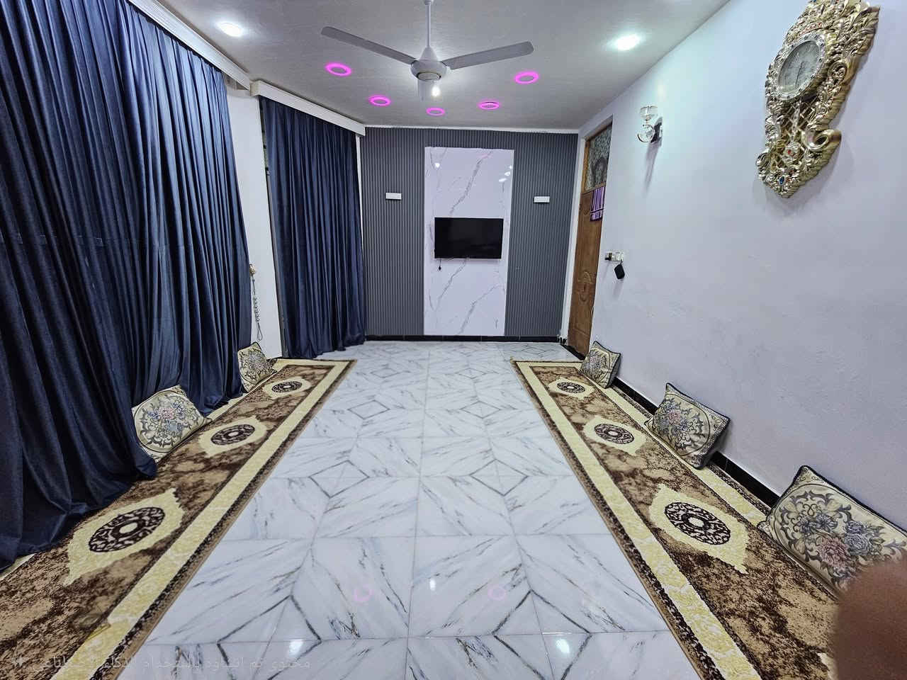 دار للبيع كوت حي الحكيم شارع اسواق البركة  مساحة  175متر  بناء طابوك سكف صب مرقم من قبل قسم بلدي حي الحكيم خدمات ماء كهرباء مدارس مجاري 
يتكون من غرفتين نوم _هول _مطبخ _استقبال _مجمع صحيات  داخليه وخارجية السعر 75 وبي مجال.
👈 للاستفسار اكثر.
☎️ *********** ☎️
@إشارة
