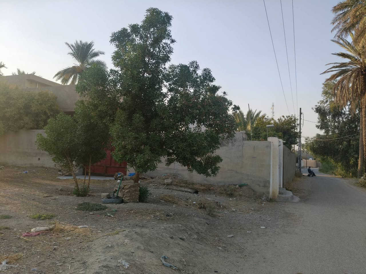 دار للبيع الهرونية منطقة أمام طالب
يتكون من غرفة نوم 2+ استقبال+هول+مطبخ+مجمع درج) مي مجارج كهربا  كامل من كل شي ‏(حديقة )ممرات داير البيت للتواصل‪***********‬
