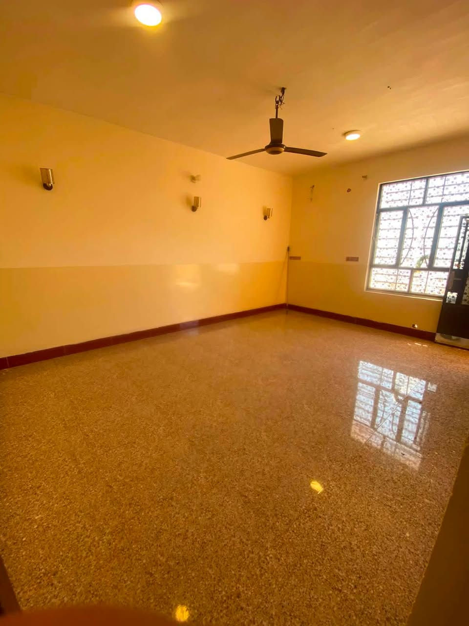 🏡✨ فرصة مميزة للإيجار – لا تُفوّت ✨🏡
🔥 مشتمل طابق ثاني وطابق ارضي  حديث البناء (2023)

📍 الموقع: بعقوبة – خلف جامع إبراهيم عزت – دور المعسكر – خلف جملونات الجملة، في منطقة هادئة وقريبة من جميع الخدمات.

📐 المساحة:

150 متر²

🏠 يتكون من:

🛏️ غرفتي نوم واسعتين
🛋️ صالة استقبال مريحة
🍽️ مطبخ عملي
🚿 صحيات
🌤️ منور
🏠 بيتونة
☀️ سطح مستقل

✅ المميزات:

✨ بناء حديث (2023)
💧 الإيجار يشمل الماء والكهرباء
⚡ متوفر كيبل مولدة
🚰 موتور ماء
🚗 موقع ممتاز وسهل الوصول
👨‍👩‍👧‍👦 مناسب للعوائل الباحثة عن الراحة والهدوء

💰 الإيجار:

300 ألف دينار فقط
شامل الماء والكهرباء.

📞 للاستفسار والحجز:
***********
📲 متوفر واتساب

🚨 سارع بالحجز… فالعقارات المميزة في هذه المنطقة لا تبقى متاحة لفترة طويلة!
